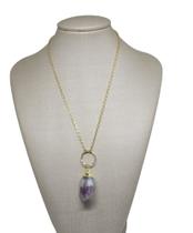 Colar folheado a ouro com pedra roxa Colar folheado a ouro com pedra roxa