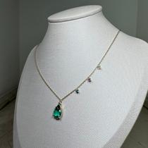 Colar folheado a ouro com pedras de zircônia verde.