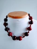 Colar, gargantilha de bola leitosa e camurça Colar, gargantilha de bola leitosa e camurça