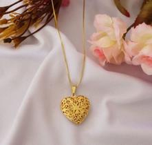 Colar Gargantilha Feminino com Pingente Relicário Coração Vazado Pequeno para Foto Folheado Ouro 18k Dourado