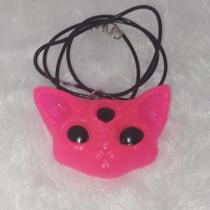Colar gatinho místico rosa fluorescente em resina Colar gatinho místico rosa fluorescente em resina