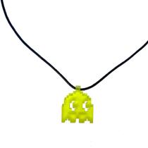 Colar Geek Pac Man, com cordão de borracha de 60cm e fecho metálico. Pingente colorido em resina. Colar Geek Pac Man, com cordão de borracha de 60cm e fecho metálico. Pingente colorido em resina.