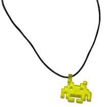 Colar Geek Space Invaders, com cordão de borracha de 60cm. Pingente colorido em resina. Colar Geek Space Invaders, com cordão de borracha de 60cm. Pingente colorido em resina.
