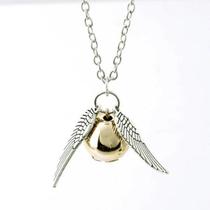 Colar Golden Snitch Harry Potter Pomo de Ouro - Acessório Bruxo de Hogwarts com Asas de Prata Top
