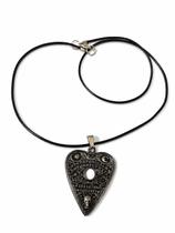 Colar Gótico Ouija Planchette Vintage Pingente Místico Preto Colar Gótico Ouija Planchette Vintage Pingente Místico Preto