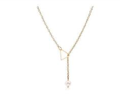Colar Gravatinha Pérola Triangulo Dourado Casual Folheado