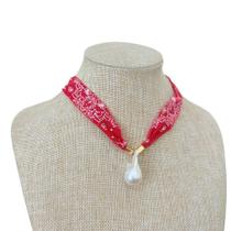 Colar Lenço Paisley com Pérolas e Búzios -