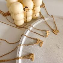 Colar letra de lado banhado em ouro 18k Colar letra de lado banhado em ouro 18k