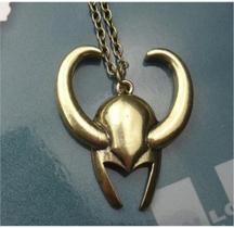 Colar Loki Marvel Produto Oficial Geek Nerd Vingadores Thor Capacete Chifres Pingente Metal Top