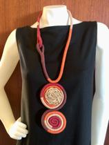 Colar longo 2 mandalas c/ palha