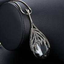 Colar longo banhado a ouro branco com cristal bohemia gota