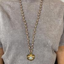 Colar Longo Cristais com Flor Dourada em Strass