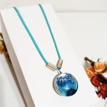 Colar longo feminino Azul pingente resina flores