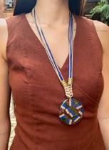 Colar Longo Nude e Marinho com Pingente Colorido em Resina - 76 cm