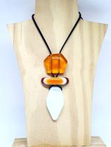 Colar Longo Suggestione Pêndulo Triplo Resina Branco