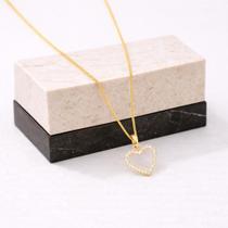 Colar Love Shine Banhado a Ouro 18K com Pingente de Coração Vazado em Zircônias Colar Love Shine Banhado a Ouro 18K com Pingente de Coração Vazado em Zircônias