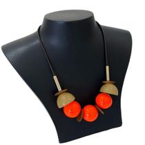 Colar Max Bolas Alaranjadas com detalhes em Madeiras