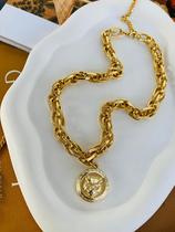 Colar maxi banhado a ouro com pingente de tigre leão resinado Colar maxi banhado a ouro com pingente de tigre leão resinado