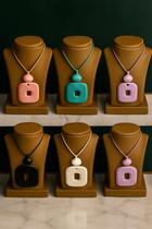 Colar Maxi Quadrado em Resina Cordão Longo e Design Moderno, Cores Vibrantes
