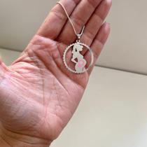 Colar medalha mãe grávida de menina - Semijoias Colar medalha mãe grávida de menina - Semijoias