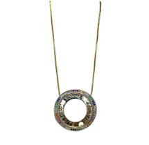 Colar medalha vazada sonhe,acredite,realize cravejado com zircônias coloridas,banhado a ouro