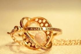 Colar Mundo Bruxo Harry Potter Vira-Tempo Hermione Prisioneiro de Azkaban Dourado Giratório Top Colar Mundo Bruxo Harry Potter Vira-Tempo Hermione Prisioneiro de Azkaban Dourado Giratório Top