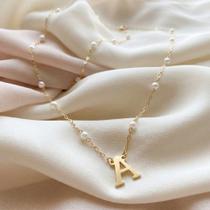 Colar pérolas letra lisa 40cm banhado a ouro 18k LETRA:A Colar pérolas letra lisa 40cm banhado a ouro 18k LETRA:A