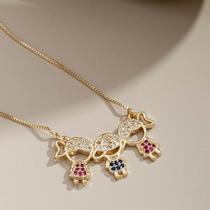 Colar Pingente 03 Filhos (2 Meninas 1 Menino) Banhado Ouro 18K Colar Pingente 03 Filhos (2 Meninas 1 Menino) Banhado Ouro 18K