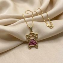Colar pingente 1 menina cravejada rosa pink banhado a ouro 18k