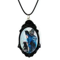 Colar pingente arte em resina bruxa corvo cranio magia
