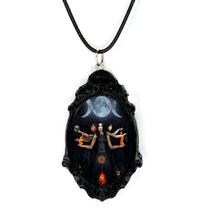 Colar pingente arte em resina deusa triadica da wicca