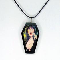 Colar pingente caixão arte em resina unico elvira