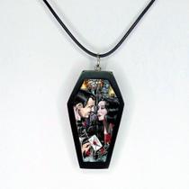Colar pingente caixão exclusivo casal gomes e morticia arte