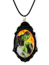 colar pingente com arte resinada Frankenstein e noiva