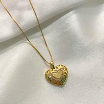 Colar pingente coração liso cravejado com corações vazados banhado a ouro 18k