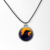 Colar pingente estilo amuleto o corvo arte resinada