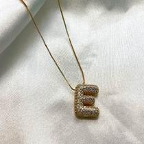 Colar Pingente Letra Abaulada Cravejada cristal banhada a Ouro 18k