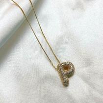 Colar Pingente Letra Abaulada Cravejada cristal banhada a Ouro 18k