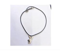 Colar Pingente Playboy Grande Prateado Couro