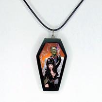 Colar pingente shaker incrive arte resinada Elvira terror