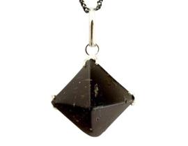 Colar Pirâmide de Pedra Quartzo Fumê Natural com Garra em Prata 950 Colar Pirâmide de Pedra Quartzo Fumê Natural com Garra em Prata 950