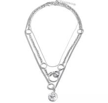 Colar Prateado Corrente Entrelaçada Medalhão Detalhes