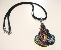 Colar preto com prata e pingente em cabeamento colorido Tech Girls Bijouxtech Colar preto com prata e pingente em cabeamento colorido Tech Girls Bijouxtech