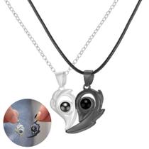 Colar Projetor Eu Te Amo 100 Idiomas Coração Metade Par Imã