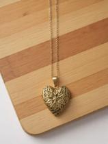 Colar relicário coração dourado - elegância e sofisticação Colar relicário coração dourado - elegância e sofisticação
