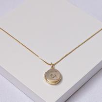 Colar Relicário Folheado a Ouro Família