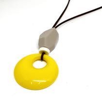 Colar Resina Placa Amarela com Disco Branco e Detalhe Bege Colar Resina Placa Amarela com Disco Branco e Detalhe Bege