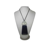 Colar resina placa com entremeio fosco Colar resina placa com entremeio fosco