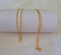 Colar Semi Joia Com Pingente De Um Menino Com Pedrinhas.