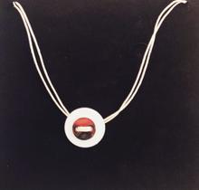 Colar shoker corda e pingente botão. comprar e usar